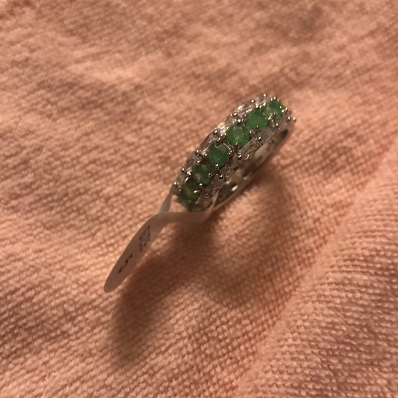 Elegant Silver and Green Gemstone Ring - Picture 2 of 4